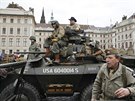 Do centra Prahy vyrazil konvoj historických amerických vojenských vozidel Old...