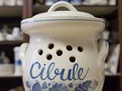 Keramiku s typickými modrými vzory si mohli zákazníci koupit v podnikové...