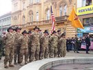 Amerití vojáci u památníku Díky, Ameriko! v Plzni