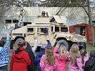 Lidé zdraví konvoj americké armády, který vyjel 30. bezna z Vykova. Amerití...