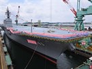 Ozdobená japonská vrtulníková lo Izumo pi ktu v jokohamském pístavu.