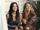 Courteney Coxová a Jennifer Anistonová v seriálu M�sto �en (2010)