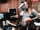 Markéta Jaklová a Peter Fidler pi nahrávání nového singlu (2015)