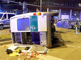 Dopravní nehoda testovacího vozu BMW s policejní dodávkou v nmeckém Stuttgartu...