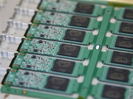 Pohled na �erstv� osazenou PCB. Jde o testovací várku, kde nejsou osazeny USB...