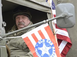 Centrem Prahy projel historický konvoj amerických vojenských vozidel českých...