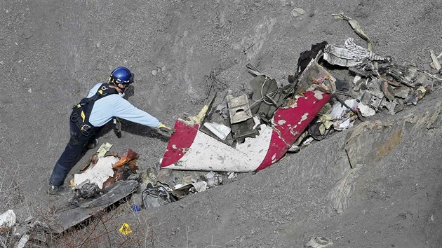 Záchranné týmy pátrají po obětech pádu airbusu Germanwings na jihu Francie (29. března 2015)