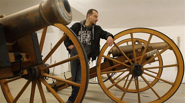 Terezn zskal est novch dl vyrobench podle pln z 18. stolet. Poprv vystel na oteven pevnosti 18. dubna.