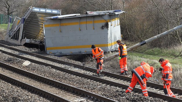 Železničáři museli na trati v Žalhosticích odklidit zbytky vozů, vyměnit pražce v délce asi 200 metrů a opravit poničené trakční vedení. (30. března 2015)