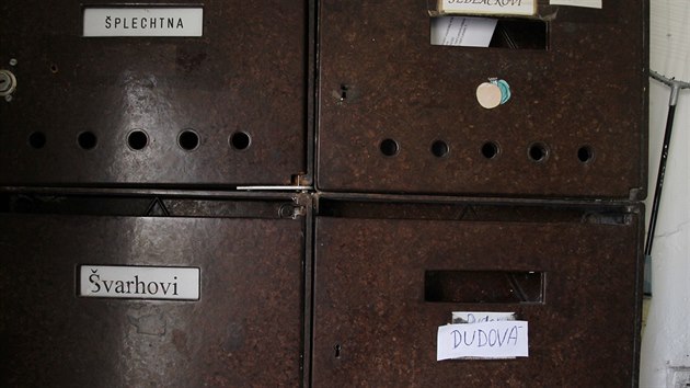 Poštovní schránky v domě v Klíšské ulici, v němž dosud přebývá matka Klaudie Dudové (31. března 2015).