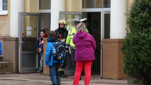 V jedné ze tříd základní školy v Mníšku pod Brdy hořelo, evakuováno bylo 400 dětí (30.3.2015)