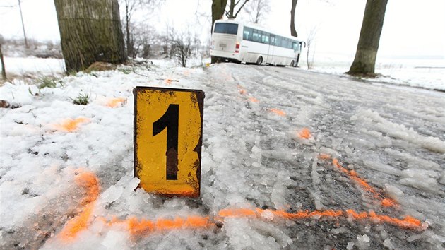 Autobus narazil u Podna do stromu, v nemocnici skonilo devt lid.