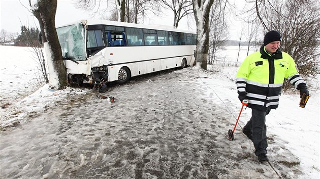 Autobus narazil u Podna do stromu, v nemocnici skonilo devt lid.