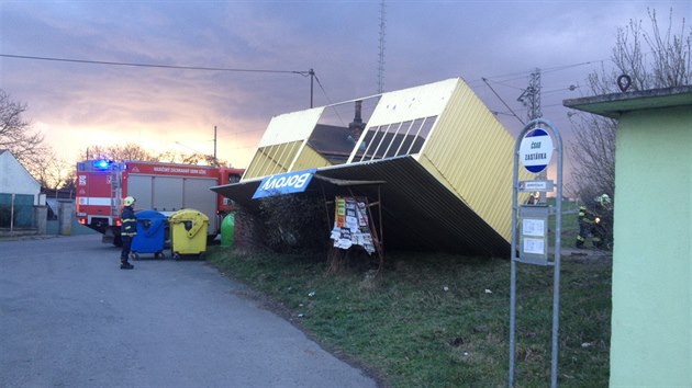 V Borovech na jinm Plzesku vtr odhodil eleznin zastvku (30. bezna 2015).