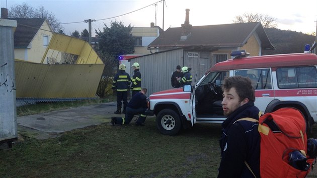 V Borovech na jinm Plzesku vtr odhodil eleznin zastvku (30. bezna 2015).