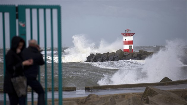 Pstav v nizozemskm Scheveningenu nedaleko Haagu biuj vlny a siln vtr (31. bezna 2015).