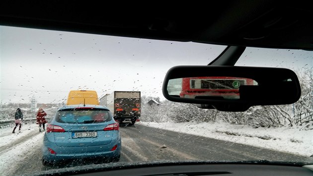 Kvli poas se dopoledne zastavil provoz na rychlostn komunikaci z Prahy do Liberce. (31. bezna 2015)