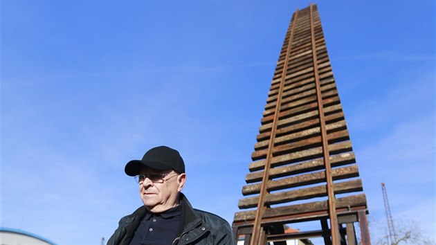 Ale� Vesel� u sv� nejnov�j�� instalace - pomn�ku Br�na nen�vratna na pra�sk�m n�dra�� Bubny.