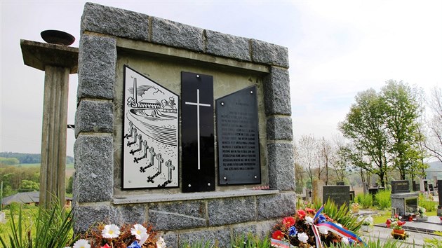 U památníku na zesnulé vězně ve Volenicích na Strakonicku se každoročně konají vzpomínkové akce.