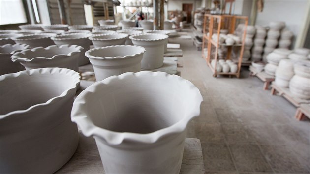 Keramiku s typickými modrými vzory si mohli zákazníci koupit v podnikové prodejně přímo v areálu firmy v Hrdějovicích u Českých Budějovic.