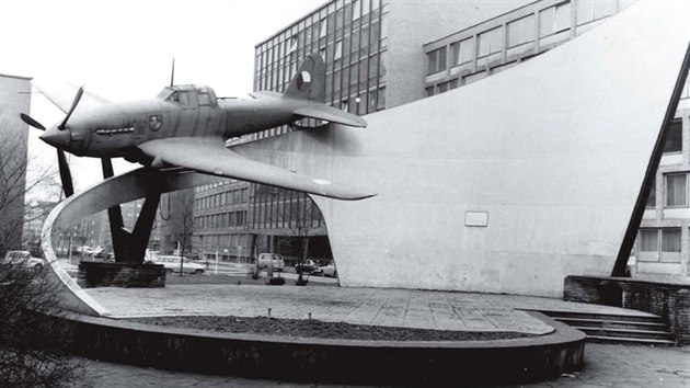 Památník s letounem Il-10 na tehdejším Dzeržinského náměstí v Ostravě v 70. letech.