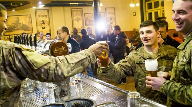 Po setkání s obyvateli Pardubic zamířili američtí vojáci do pivovaru Pernštejn a ochutnali místní pivo. (29. 3. 2015)