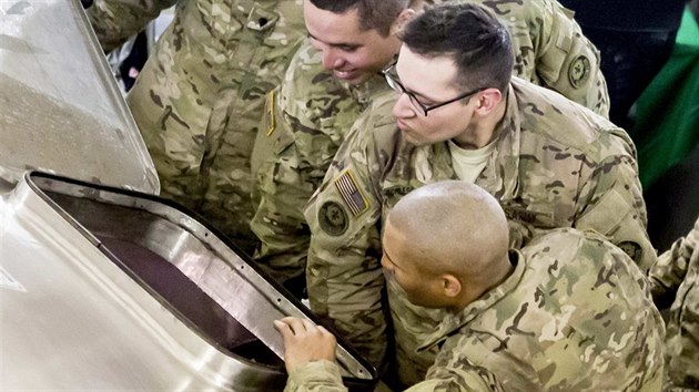 Američtí vojáci se při zastávce v Pardubicích dozvěděli v pivovaru Pernštejn i něco o výrobě místního piva. (29. 3. 2015)