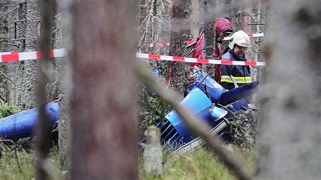 Malý vrtulník se zřítil v neděli v lese mezi Modravou a Filipovou Hutí. Pilot nehodu nepřežil.