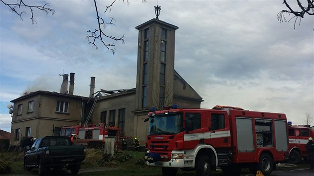 Na kraji Mirovic shořela střecha husitského kostela.