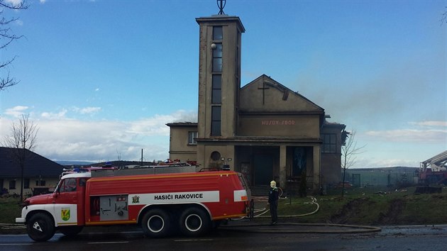 Požár zničil střechu kostela na okraji Mirovic.