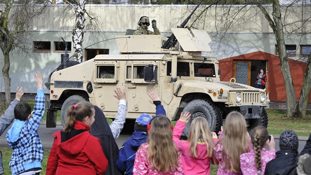 Lidé zdraví konvoj americké armády, který vyjel 30. bezna z Vykova. Amerití...