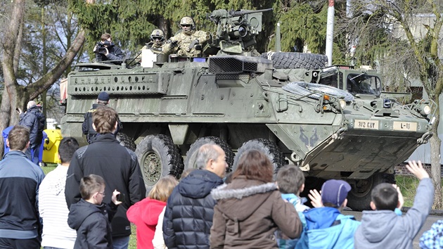 Lidé zdraví konvoj americké armády, který vyjel 30. bezna z Vykova. Amerití...