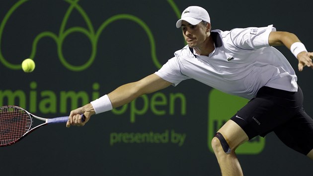 Americk tenista John Isner v souboji s Grigorem Dimitrovem z Bulharska.