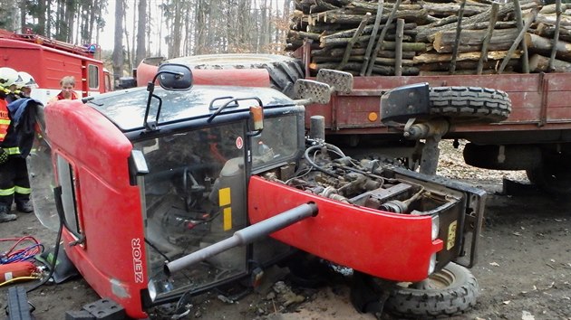 Ve vojenskm prostoru Bezina se pevrtil traktor a zavalil lovka. Vyproovaly ho dv jednotky hasi z Olomouckho kraje.