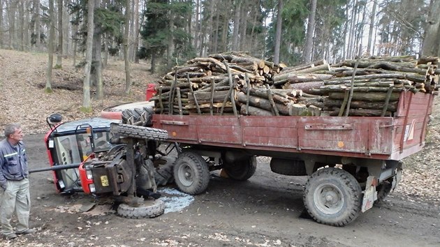 Ve vojenskm prostoru Bezina se pevrtil traktor a zavalil lovka. Vyproovaly ho dv jednotky hasi z Olomouckho kraje.