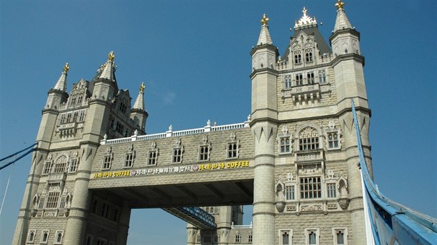 Replika londnskho mostu Tower Bridge ve mst Su-ou ve vchodonsk provincii iang-su. any anglick most tak nadchnul, e si udlali rovnou dvojitou repliku. lut npis nahoe signalizuje kavrnu a obchod s kvou v anglickm stylu. V tto oblasti vbec hodn rdi kopruj - nedaleko odsud se nachz napodobenina nizozemskho msteka s vodnmi mlny a kousek pes eku si zase postavili pstav v Sydney.