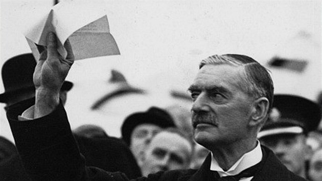 Britský premiér Neville Chamberlain ukazuje podepsanou Mnichovskou dohodu...