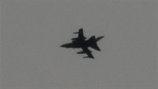 Vojenský letoun útoí na pozice Islámského státu v iráckém Tikrítu (30. bezna...