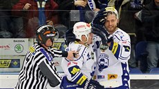 Brnntí hokejisté Malec a Káa (vpravo) se radují v utkání s Litvínovem.