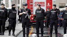 Turetí policisté ped soudním palácem v Istanbulu, kde únosci zajali alobce...