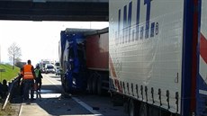 Nehoda tí kamion zablokovala Praský okruh (30.3.2015)