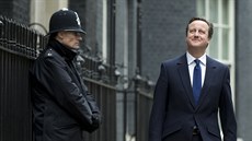Britský premiér David Cameron opoutí své sídlo v Downing Street a míí za...