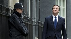 Britský premiér David Cameron opou�tí své sídlo v Downing Street a mí�í za...