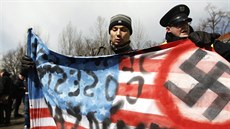 Policisté v Ruzyni zadr�eli a odvedli odp�rce konvoje, který m�l vlajku s...