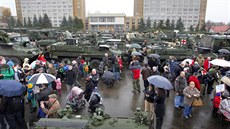 V úterý si ve�ejnost mohla prohlédnout americký vojenský konvoj v armádních...