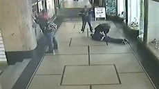 Agresor vytáhl na neznámého mu�e teleskopický obu�ek. Ne� ho sta�il pou�ít,...