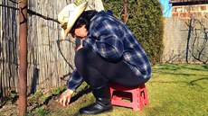 SPRÁVN�. Klidn� si na pletí záhon� po�i�te stoli�ku na sezení �i kle�ení....