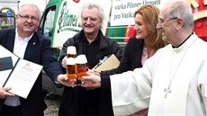 Velikono�ní pivo ve Vatikánu p�edá sládek Václav Berka (vlevo). P�ed cestou si s ním p�ipili (zleva) výtvarník Bo�ek �ípek, mluv�í pivovaru Kate�ina Krásová a biskup Franti�ek Radkovský. 
