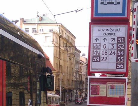 Tramvajová zastávka Novomstská radnice je nový název bývalé zastávky Odbor