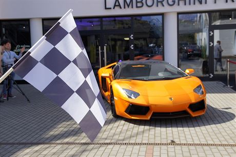 Oteven praskho autosalonu Lamborghini